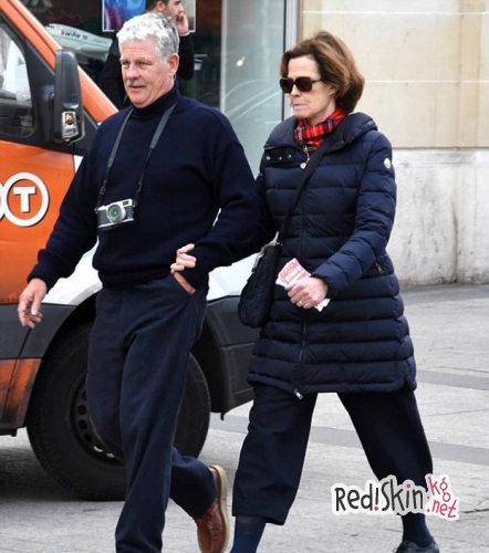 Сигурни Уивер упала в центре Парижа