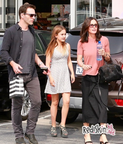 Снова вместе? Кортни Кокс на шоппинге с экс-женихом Джонни МакДейдом и дочерью Коко