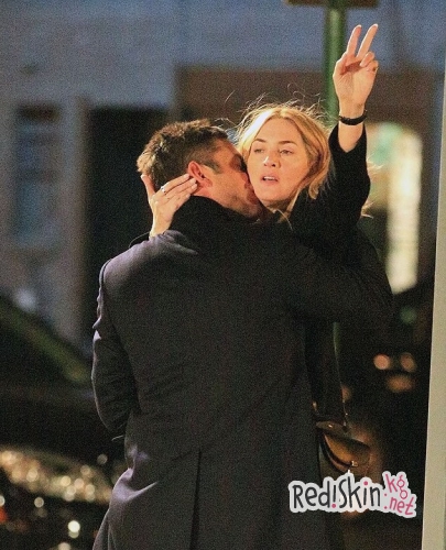 Страстные поцелуи Кейт Уинслет и Энрике Мурсиано