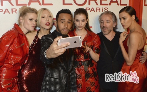 Только красный: звезды на тематической вечеринке L'Oreal