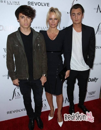 Звездные мамочки: Ванесса Паради и Памела Андерсон