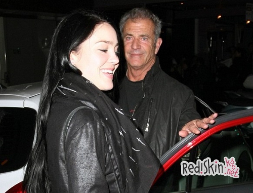 60-летний Мэл Гибсон отдыхает с 25-летней возлюбленной в Малибу