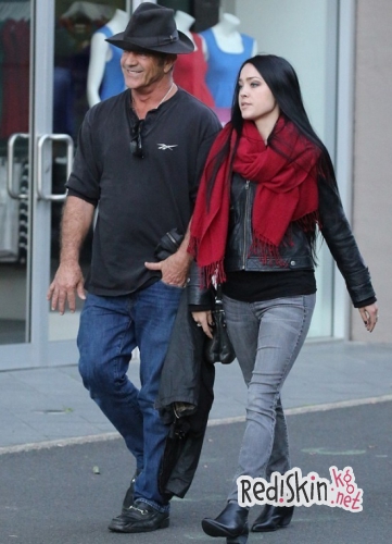 60-летний Мэл Гибсон отдыхает с 25-летней возлюбленной в Малибу