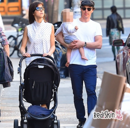 Бенедикт Камбербэтч на прогулке с женой и сыном в Нью-Йорке