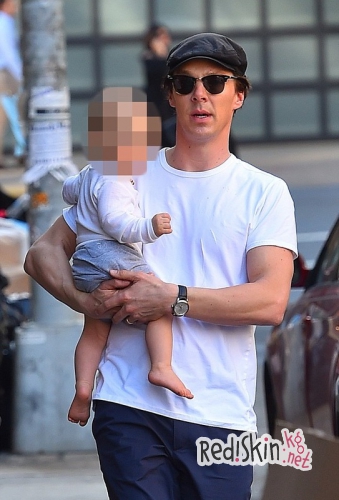 Бенедикт Камбербэтч на прогулке с женой и сыном в Нью-Йорке