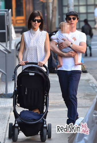 Бенедикт Камбербэтч на прогулке с женой и сыном в Нью-Йорке