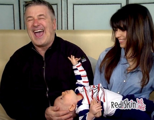 Беременная Хилари Болдуин практикует йогу