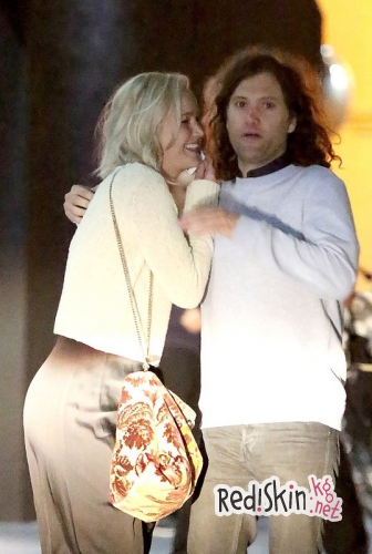 Дженнифер Лоуренс в компании таинственного незнакомца в гостинице в Лос-Анджелесе