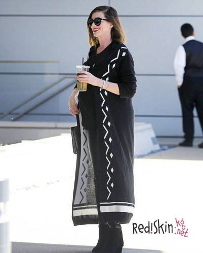 Энн Хэтэуэй родила сына