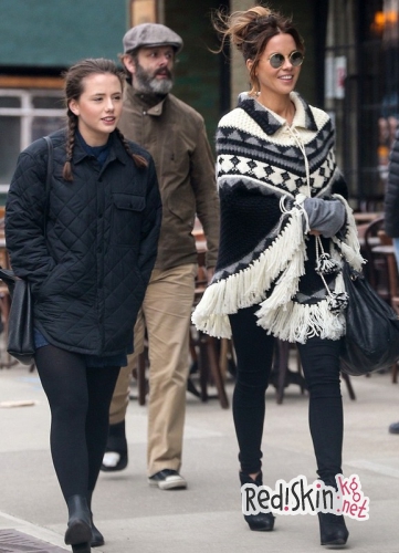 Кейт Бекинсейл и Майкл Шин на прогулке с дочерью