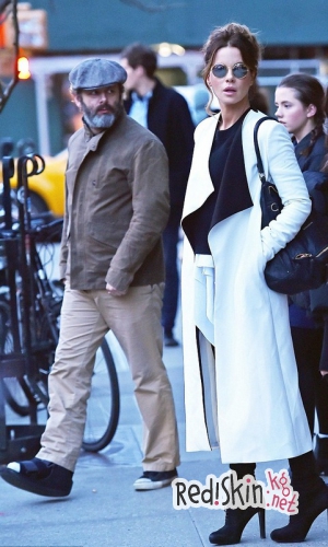 Кейт Бекинсейл и Майкл Шин на прогулке с дочерью