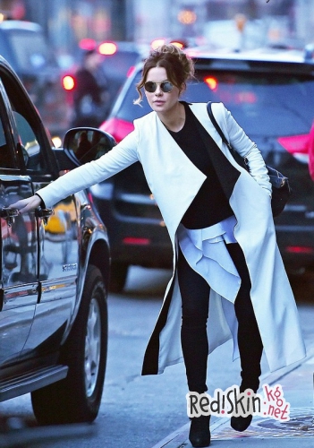 Кейт Бекинсейл и Майкл Шин на прогулке с дочерью