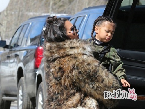 Ким Кардашьян нарастила волосы двухлетней дочери, а ее сестра Кортни - трехлетней