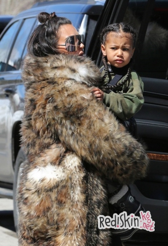 Ким Кардашьян нарастила волосы двухлетней дочери, а ее сестра Кортни - трехлетней