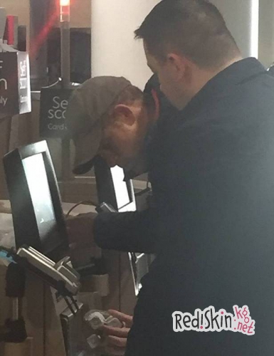 Рано утром за яйцами. Принц Гарри был узнан в магазине самообслуживания сети Waitrose