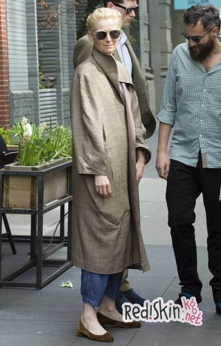 Тильда Суинтон со своим любимым на улицах Нью-Йорка