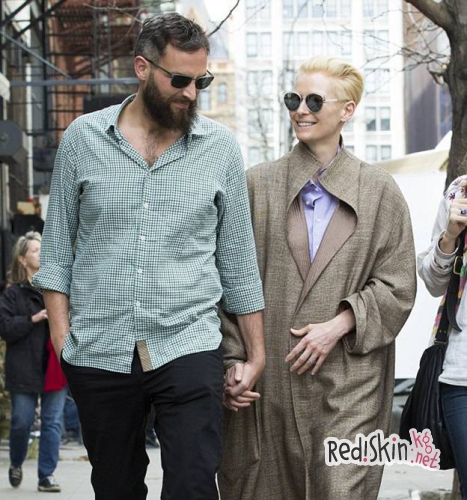 Тильда Суинтон со своим любимым на улицах Нью-Йорка