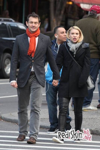 Трудоголик Клэр Дэйнс со своим мужем Хью Дэнси на улицах Нью-Йорка