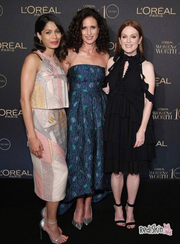 Возраст не помеха быть красивым и сексуальным: Энди МакДауэлл и Джулианна Мур на вечере L'Oreal